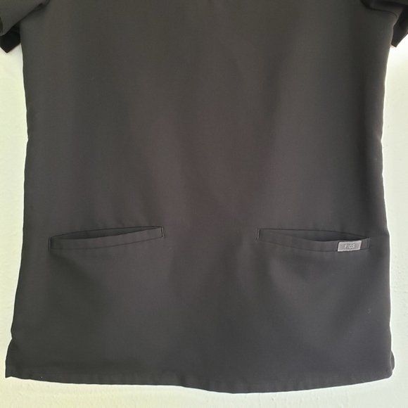 FIGS Casma Three Pocket Scrub Top - Picture 4 of 8